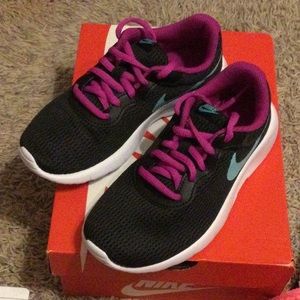 Nike Tanjun (PS) Black/Aurora Green/Hyper Violet.